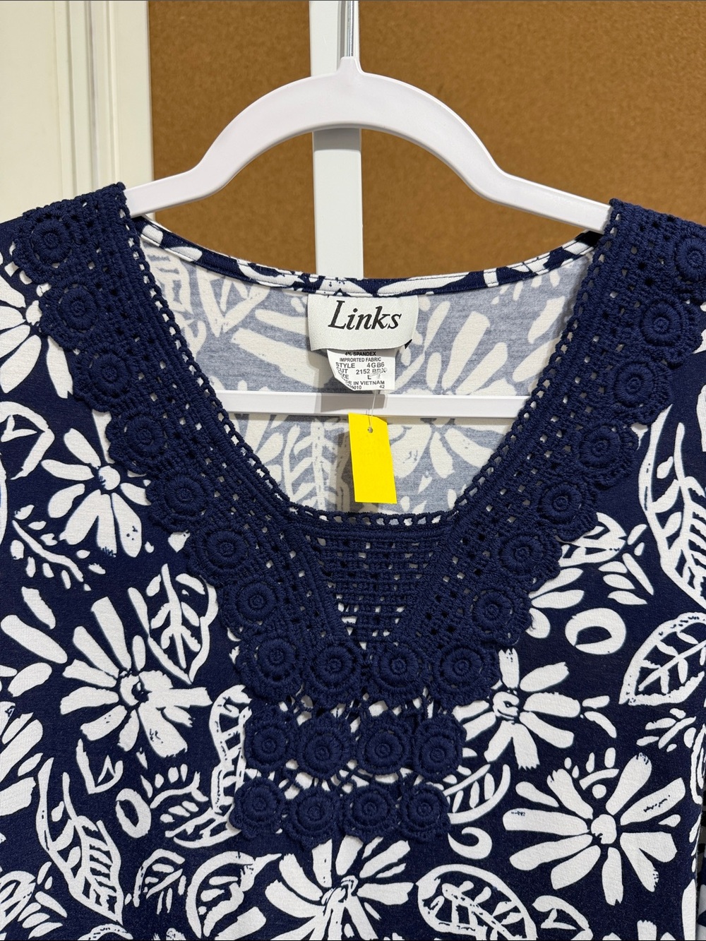 🚨(4/$10) Links 3/4 Sleeve Lace Neckline Blouse Blue/White Size L - Picture 2 of 3